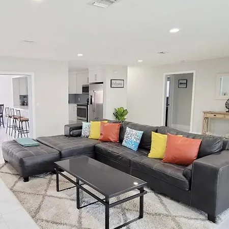 Stunning 4 Bedrooms House With Pool 6Mins To Ocean